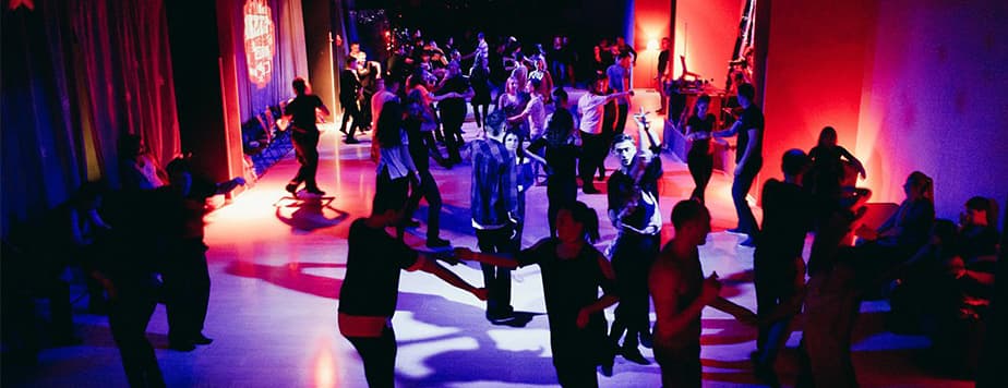West Coast Swing party atmosphere at Lisoborie